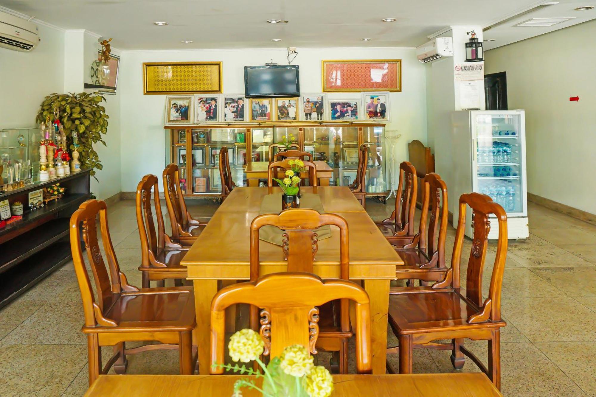 Super Oyo Collection O 92690 Hotel Limas Palembang Exterior photo